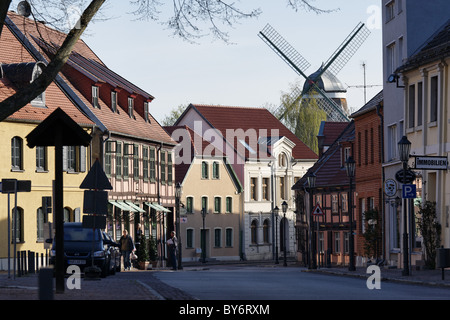 High Street con vista verso il Mulino di Roebel, Meclemburgo Lake District, Meclemburgo-Pomerania Occidentale, Germania Foto Stock