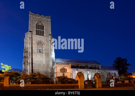 Chiesa parrocchiale di St Giles sulla collina illuminata di notte in Norwich Foto Stock