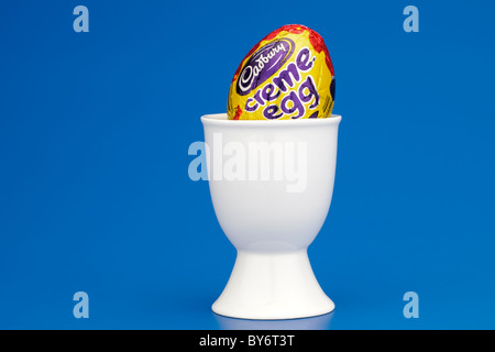 Cadbury creme egg in un uovo bianco cup Foto Stock