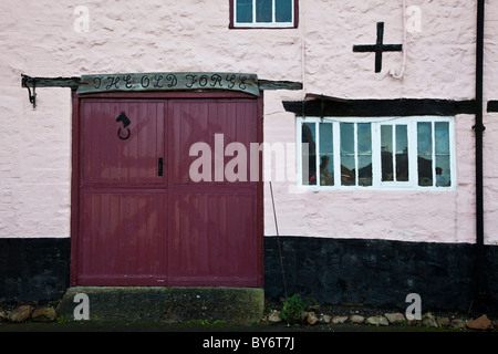 Convertito old forge ora utilizzato come una casa nel tipico villaggio inglese di Aldbourne, Wiltshire, Inghilterra, Regno Unito Foto Stock