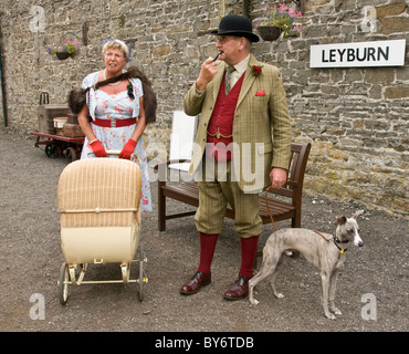 I partecipanti negli anni quaranta rievocazione weekend a Leyburn, North Yorkshire. Fotografato il Leyburn stazione ferroviaria. Foto Stock