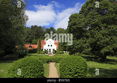 Casa in mezzo di alberi nella luce solare, Heinrich Vogelers house Barkenhoff, Worpswede, Bassa Sassonia, Germania, Europa Foto Stock