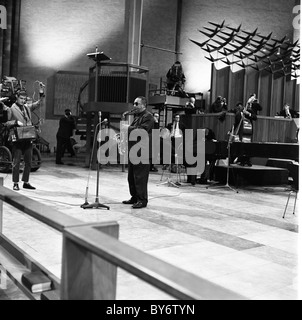 Duke Ellington prova ad un pianoforte per un concerto per la ABC Television nella Cattedrale di Coventry 24 febbraio 1966 FOTO DI DAVID BAGNALL Foto Stock