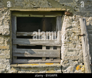 Finestra in un vecchio fienile nel Yorkshire Dales Foto Stock