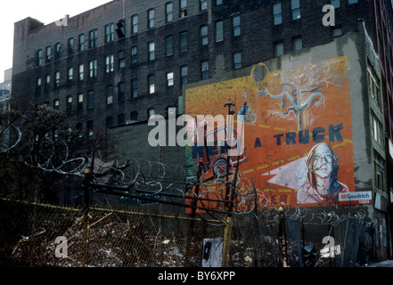 Abbandonate vacante partita il Bowery e East Fourth Street (angolo nordoccidentale) è visto nell'East Village di New York Foto Stock