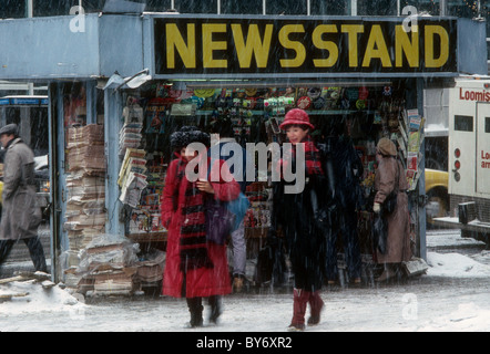 Un edicola in Lower Manhattan a New York si è visto durante una tempesta di neve nel gennaio 1988. (© Richard B. Levine) Foto Stock