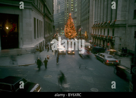 Il New York Stock Exchange albero di Natale su Broad Street è visto nel dicembre 1986 Foto Stock