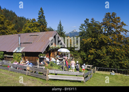 Gli escursionisti di prendere un periodo di riposo a Mitterhuetter rifugio alpino, escursioni in montagna, Hochalm, Alpi Alta Baviera, Germania, Europa Foto Stock