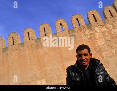 Ritratto di un uomo al di fuori della grande moschea di Sousse, Tunisia Foto Stock