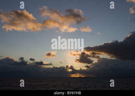 Le nuvole e la fascia costiera di sunrise, Isla Hornos, Magallanes y de la Antartica Chilena, Patagonia, Cile, America del Sud, America Foto Stock