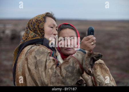 Nenet gli allevatori di renne in Siberia occidentale della penisola di Yamal i8n la Russia Foto Stock