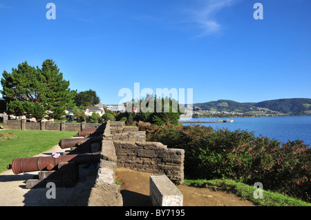Blu vista costiera, guardando a sud di arrugginimento cannoni di fronte al Golfo di Ancud, Fuerte San Antonio, Ancud, Isola di Chiloe , Cile Foto Stock