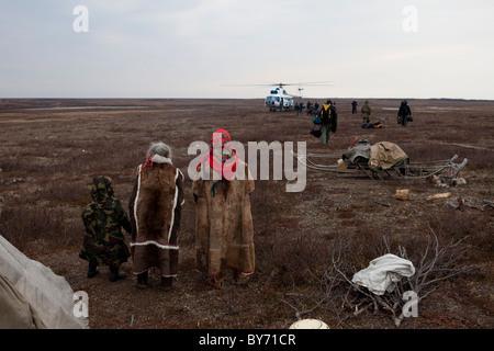 Nenet gli allevatori di renne in Siberia occidentale della penisola di Yamal i8n la Russia Foto Stock