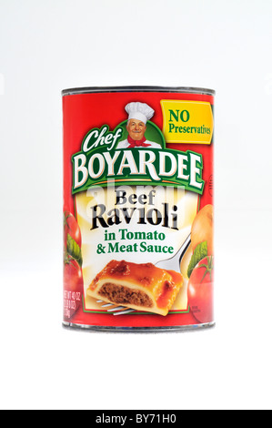 Può dello Chef Boyardee Ravioli di carne in salsa di pomodoro e carne da ConAgra su sfondo bianco, ritaglio. Foto Stock