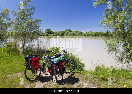 Le biciclette con sella-sacchetti vicino al fiume Isar banca, Landau, Isar percorso ciclabile, Bassa Baviera, Germania Foto Stock