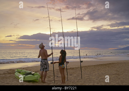 La gente sulla sabbia rossa spiaggia al tramonto, Po'olenalena Park, Makena, Maui, Hawaii, USA, America Foto Stock