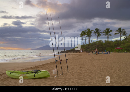 La gente sulla sabbia rossa spiaggia al tramonto, Po'olenalena Park, Makena, Maui, Hawaii, USA, America Foto Stock