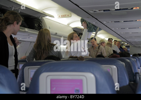 Fort ft. Lauderdale Florida,FLL,Aeroporto Internazionale Fort Lauderdale Hollywood,Delta Airlines,jet,interno,partenza,imbarco,armadietto,aereo Foto Stock