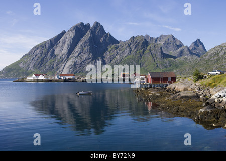 Idilliaco Villaggio di Pescatori, Sund, Flakstadoy, Lofoten, Nordland, Norvegia, Europa Foto Stock