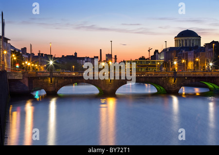 Grattan Bridge e il fiume Liffey di sera, Dublino, County Dublin, Irlanda Foto Stock