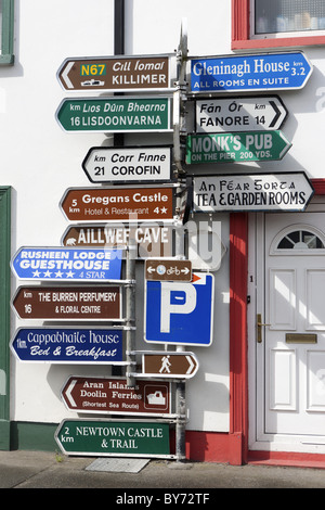 La segnaletica nel centro di Ballyvaughan, Ballyvaughan, Galway Bay, County Clare, Irlanda Foto Stock