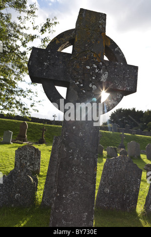 Croce celtica e lapidi del cimitero di San Canice's Cathedral, Kilkenny, nella Contea di Kilkenny, Irlanda Foto Stock