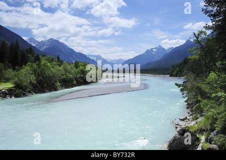 Lech fiume che scorre sopra i banchi di ghiaia in un renaturalized il letto del fiume con la Lechtal mountain range in background, Lechtal val Foto Stock