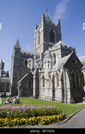 Le persone aventi picnic sul prato della cattedrale di Christ Church, Dublino, County Dublin, il Leinster, Irlanda, Europa Foto Stock