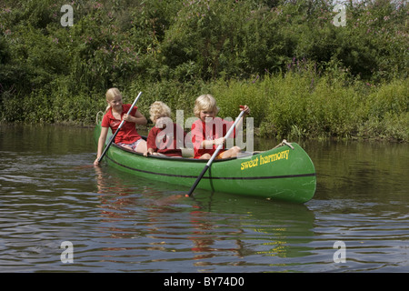 Tre bambini sguazzare una canoa sul fiume Fulda, Niederaula, Hesse, Germania, Europa Foto Stock