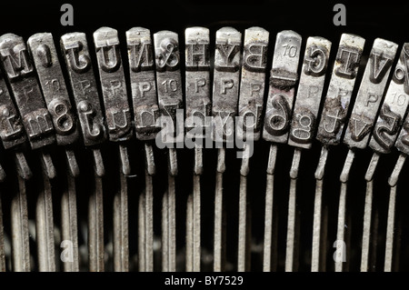 Close-up di vecchi nastri inchiostratori per macchine da scrivere la lettera e tasti di simbolo Foto Stock