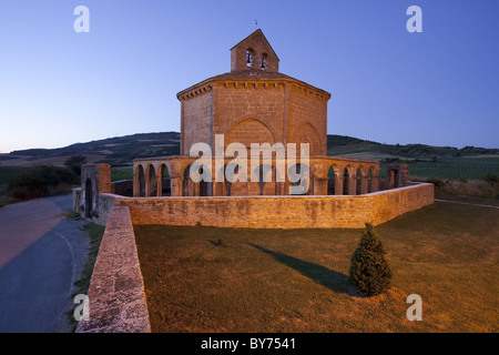 Santa Maria de Eunate, la chiesa romanica del XII secolo, mozarabo, vicino a Puente la Reina, Camino Frances, Via di San Giacomo, Foto Stock