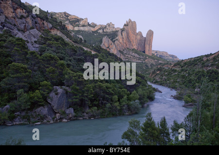 Formazione di roccia, montagne, Los Mallos de Riglos, vicino Riglos, Rio Gallego, fiume, Via di San Giacomo, Camino de Santiago, pellegrini Foto Stock