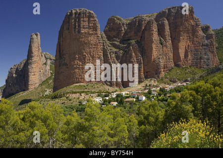 Le formazioni rocciose a Los Mallos de Riglos, vicino Riglos, Rio Gallego, Camino Frances, Via di San Giacomo, Camino de Santiago, pellegrina Foto Stock