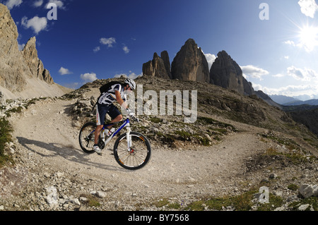Ciclista Roland Stauder nella parte anteriore del Drei Zinnen, Hochpuster valley, Alto Adige, Dolomiti, Italia, Europa Foto Stock