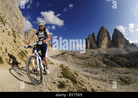 Ciclista Roland Stauder nella parte anteriore del Drei Zinnen, Hochpuster valley, Alto Adige, Dolomiti, Italia, Europa Foto Stock