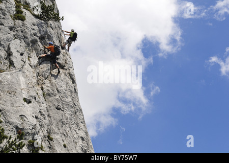 Vista in coppia alla roccia, Schuasta Gangl, Gamssteig via ferrata, Steinplatte, Reit im Winkl, Chiemgau, Alta Baviera, Ba Foto Stock