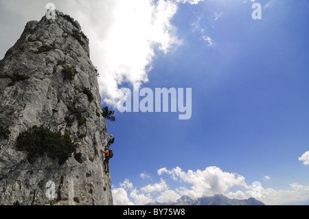 Vista in coppia alla roccia, Schuasta Gangl, Gamssteig via ferrata, Steinplatte, Reit im Winkl, Chiemgau, Alta Baviera, Ba Foto Stock