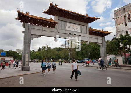 Cuba, La Habana. Marcatura di gate uscire da China Town. Dono della Repubblica di Cina. Studentesse in uniforme. Foto Stock