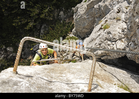 Angolo di alta vista in coppia alla roccia, Schuasta Gangl, Gamssteig via ferrata, Steinplatte, Reit im Winkl, Chiemgau, superiore Foto Stock