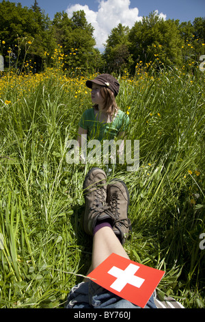 Ragazza e appoggio per adulti nel prato di monte Niesen, Oberland bernese, il Cantone di Berna, Svizzera Foto Stock