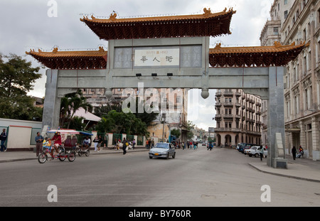 Cuba, La Habana. Porta ingresso marcatura a China Town. Dono della Repubblica di Cina. Foto Stock