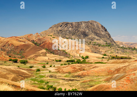 Il paesaggio lungo la RN6 Road a circa 200 km a nord di Antananarivo, la capitale del Madagascar. Foto Stock