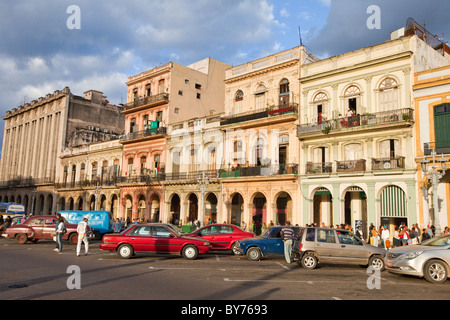 Cuba, La Habana. Edifici di fronte al Campidoglio sul Paseo de Marti. Foto Stock