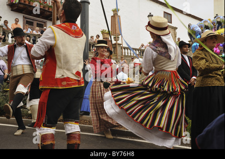 Il gruppo di ballo della donna e uomo in canrian costume tradizionale di fronte il portale della chiesa a Los Realejos, Romeria, Tenerife, Foto Stock