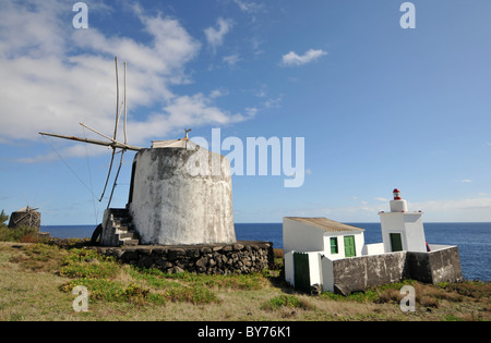 Mulini a vento a Vila Nova, Isola del Corvo, Azzorre, Portogallo, Europa Foto Stock