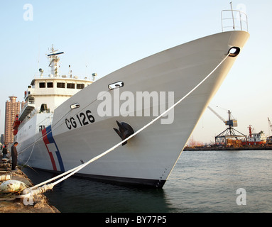 Una guardia costiera grande nave ancorata al Porto di Kaohsiung in Taiwan Foto Stock