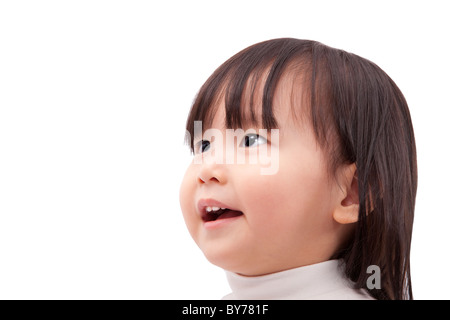 Asian bambina cercando e sorridente isolati su sfondo bianco Foto Stock