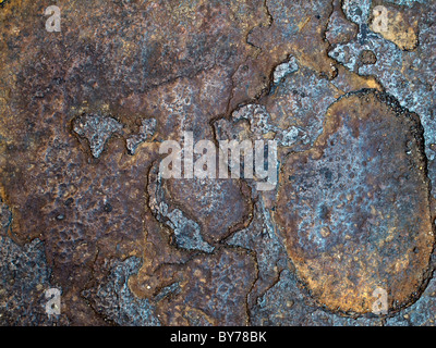 Rusty street piastra sulla buca sulla strada di NYC Foto Stock