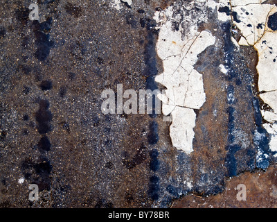 Rusty street piastra sulla buca sulla strada di NYC Foto Stock