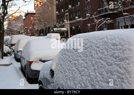 Dopo la tempesta di neve in New York City, auto sepolto nella neve Foto Stock